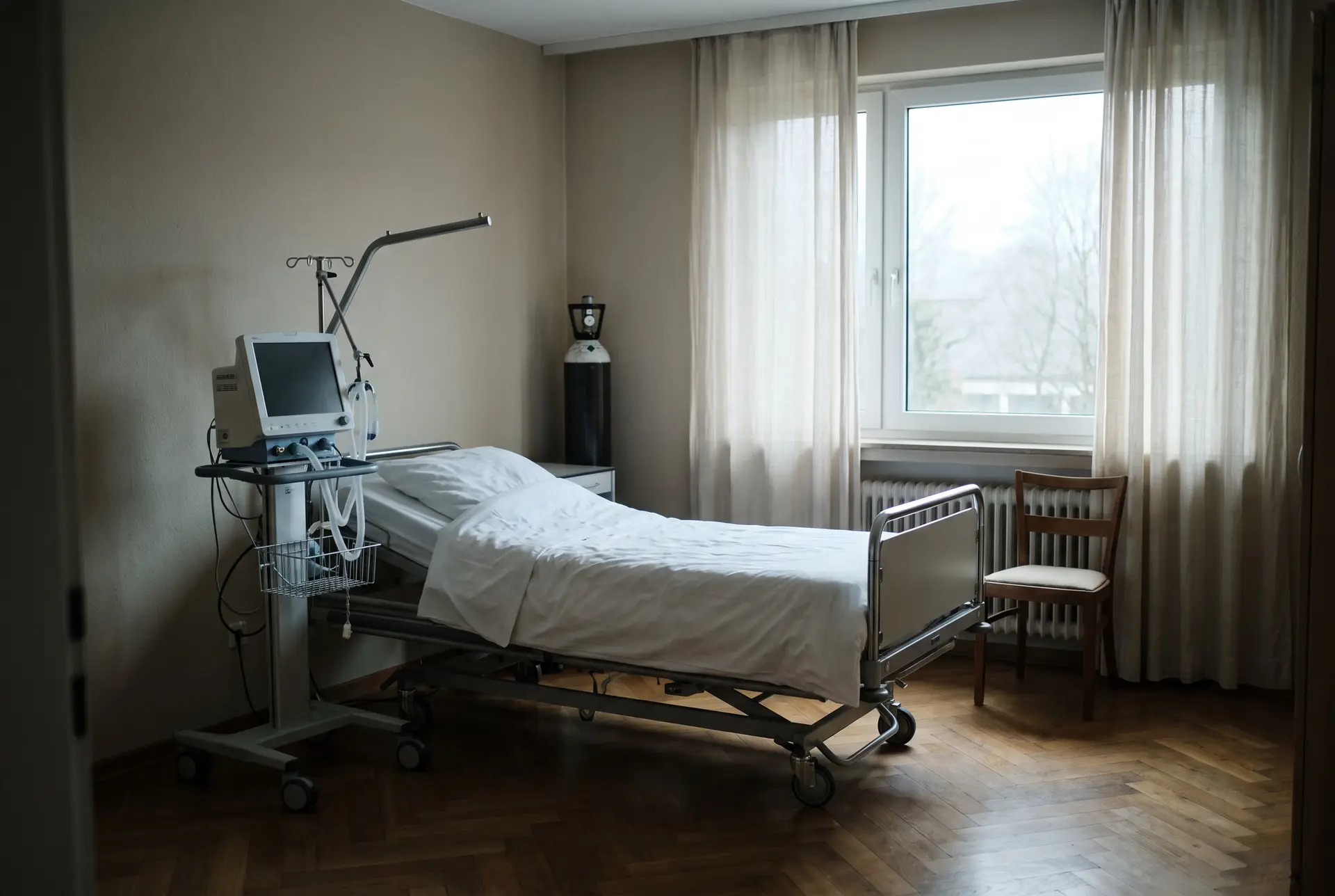 Häusliches Intensivpflegezimmer mit Pflegebett, Beatmungsgerät und Fenster