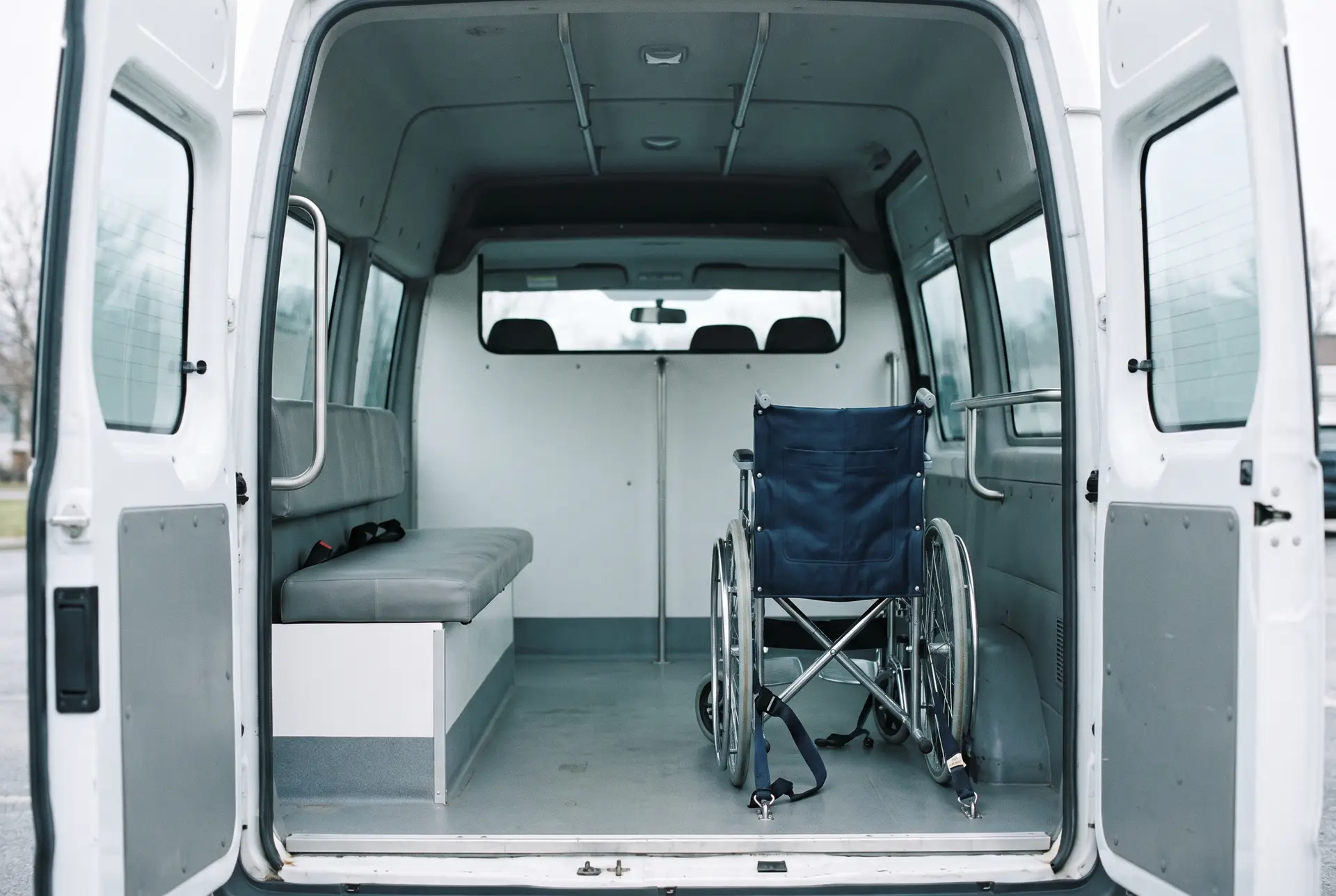 Blick durch die geöffneten Hecktüren in den leeren Innenraum eines Krankentransportwagens