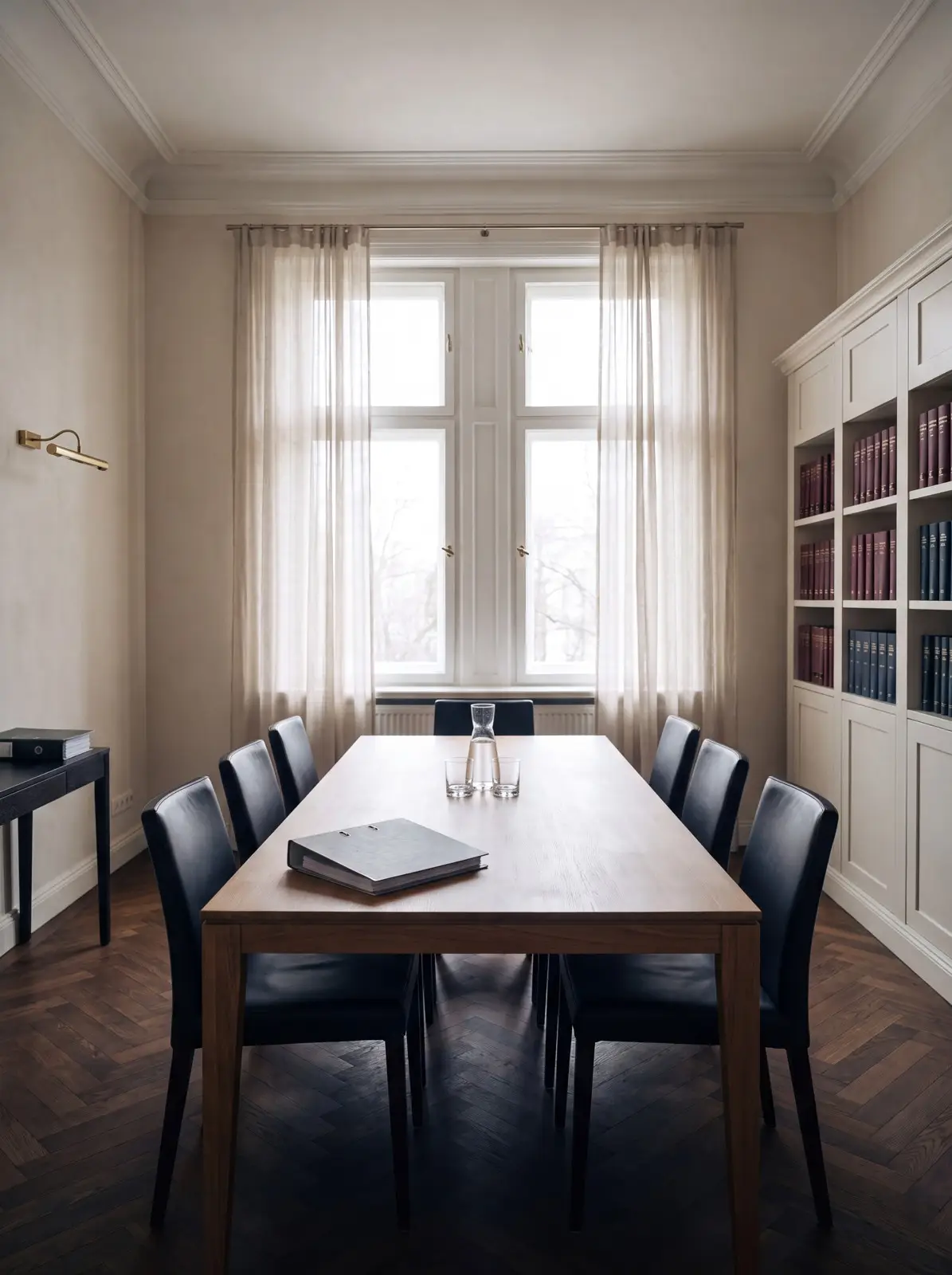 Besprechungsraum mit Holztisch