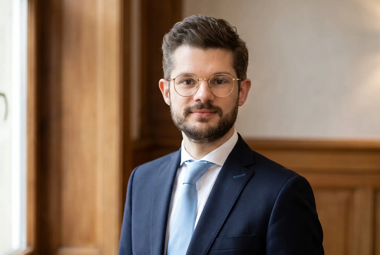 Mann mit Brille und Anzug