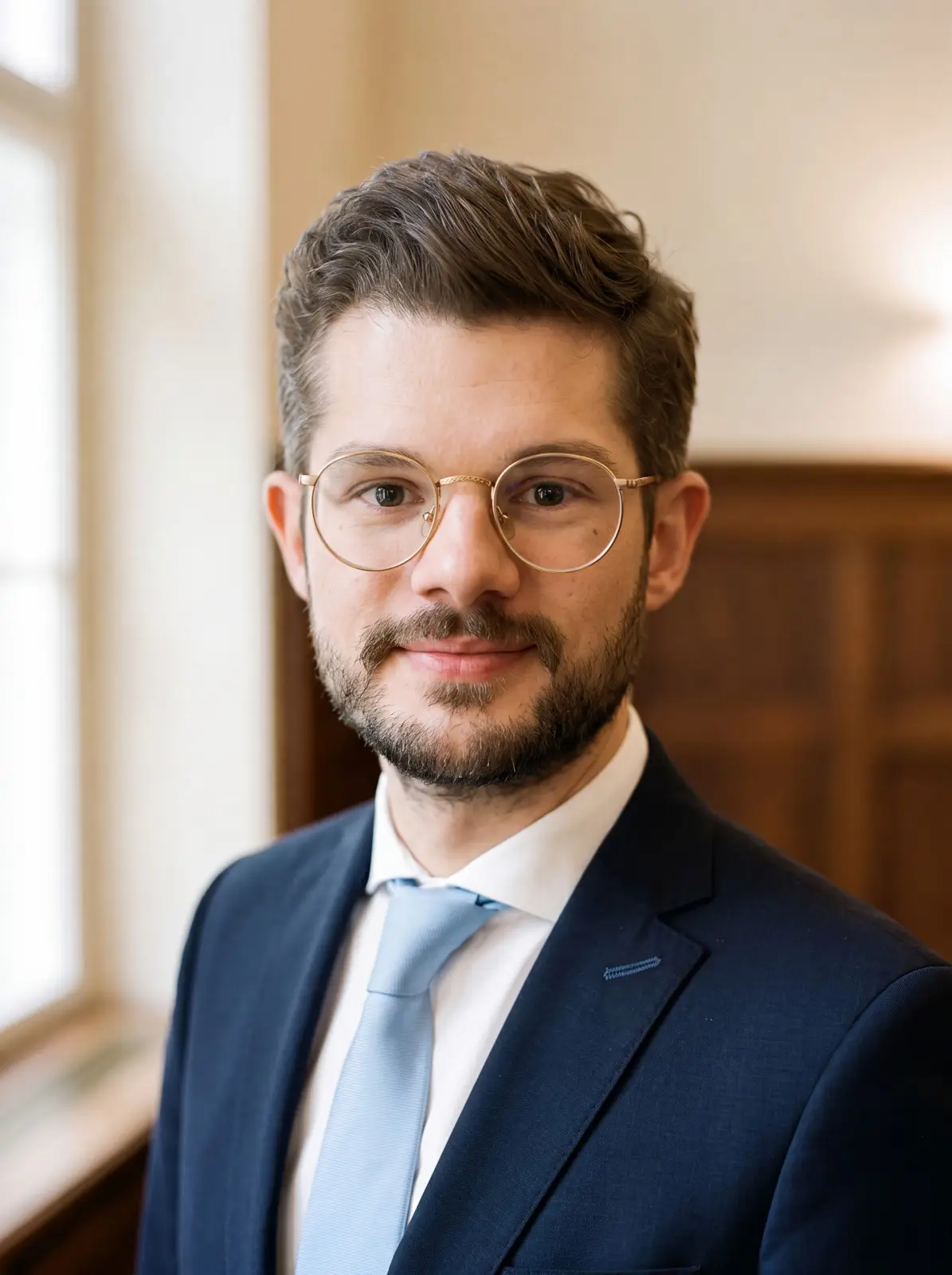 Mann mit Brille im Anzug
