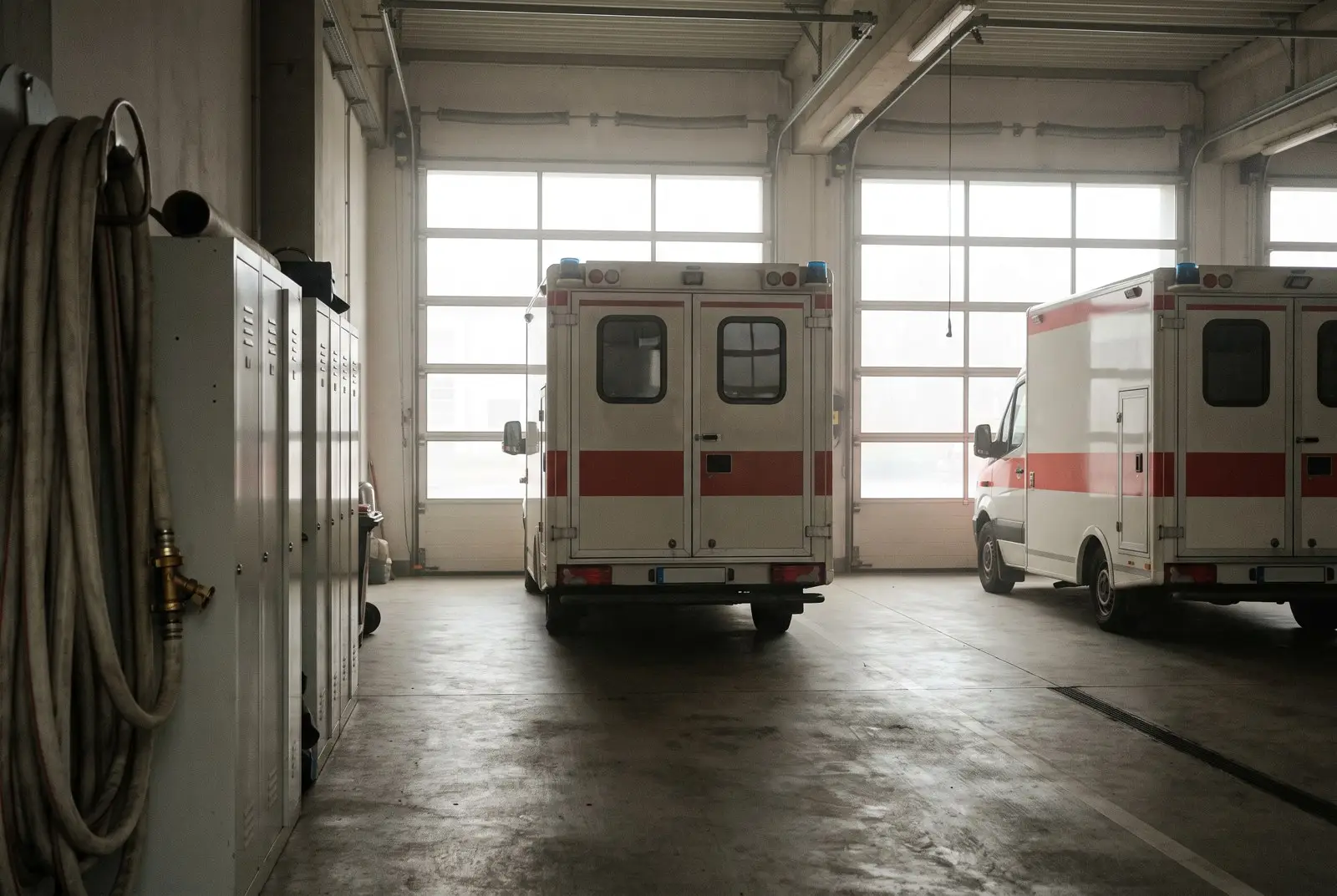 Rettungsdienst- und Krankentransportunternehmen Rettungswagen stehen in Garage