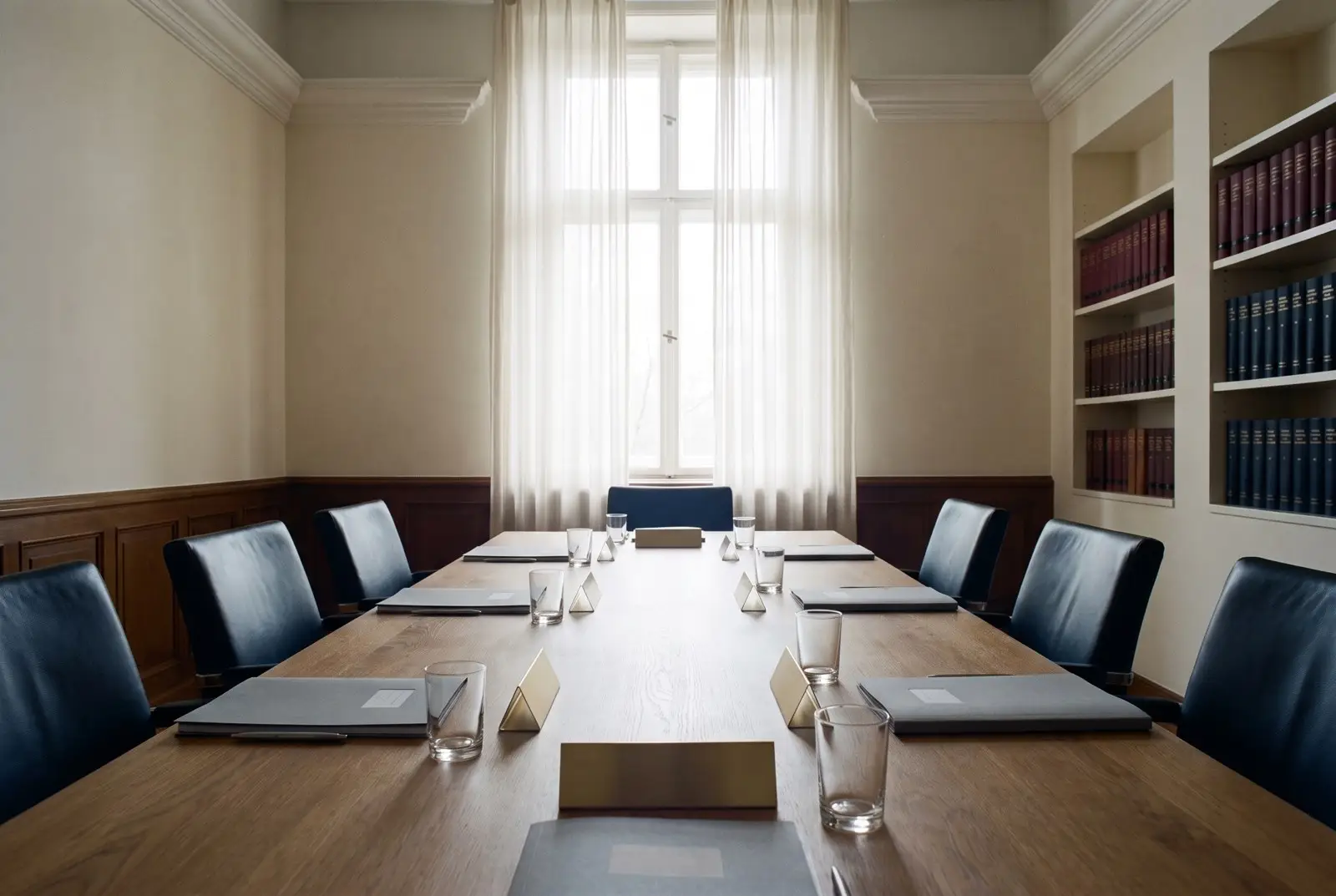 Besprechungsraum mit Tisch und Stühlen